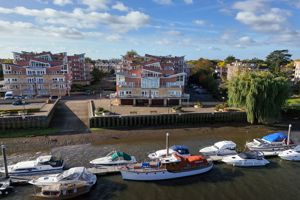 Regatta House, Teddington / River Thames- click for photo gallery